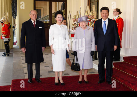 (Links-rechts) der Herzog von Edinburgh, Madame Peng Liyuan, Königin Elizabeth II. Und der chinesische Präsident Xi Jinping am großen Eingang zum Buckingham Palace, London, nach der feierlichen Begrüßung des chinesischen Präsidenten bei der Horse Guards Parade am ersten Tag seines Staatsbesuchs in Großbritannien. Stockfoto