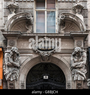 Atlantes Marmor Skulpturen schmücken die Fassade eines Gebäudes in der Altstadt, Wien, Österreich Stockfoto