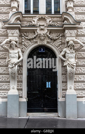 Atlantes Marmor Skulpturen schmücken die Fassade eines Gebäudes in der Altstadt, Wien, Österreich Stockfoto