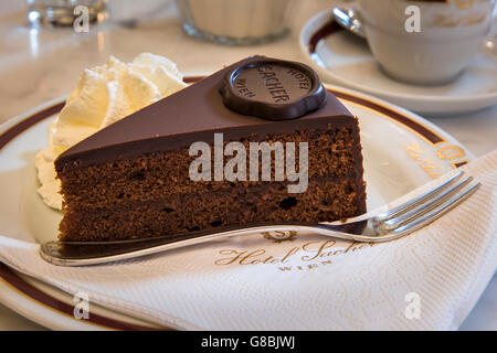 Die originale Sachertorte-Schokoladen-Torte serviert im Cafe Sacher, Hotel Sacher, Wien, Österreich Stockfoto