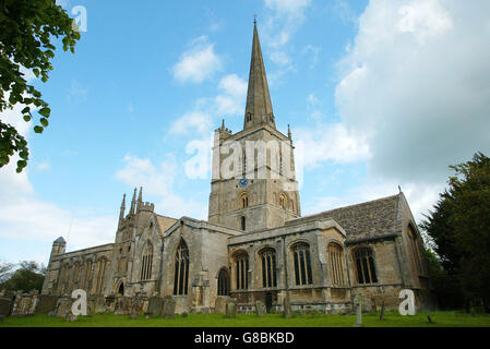 Burford Parish Church in der Nähe von Oxford, Samstag, den 4. Juni 2005, wo Prinz William der Einläger für die heutige Hochzeit seiner Freunde Hugh Van Cutsem und Rose Astor war. Stockfoto