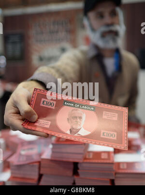 Gefälschtes Geld, das Labour-Chef Jeremy Corbyn darstellt, wird auf der heute beginnenden Jahreskonferenz der Konservativen Partei in Manchester verschenkt. Stockfoto