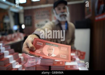 Gefälschtes Geld, das Labour-Chef Jeremy Corbyn darstellt, wird auf der heute beginnenden Jahreskonferenz der Konservativen Partei in Manchester verschenkt. Stockfoto