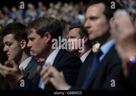 Premierminister David Cameron beobachtet den Schatzkanzler George Osborne bei der Jahreskonferenz der Konservativen Partei in Manchester. Stockfoto