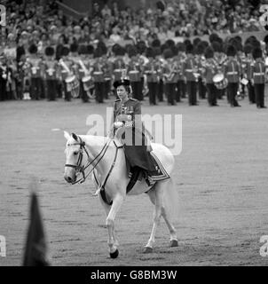 Königin Elizabeth II. Bei der Horse Guards Parade zur Trooping the Colour Ceremony anlässlich des offiziellen Geburtstages der Königin. Stockfoto