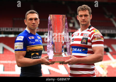 Leeds Rhinos Kapitän Kevin Sinfield (links) und Wigan Warriors Kapitän Sean O'Loughlin posieren mit der Super League Trophäe während einer Pressekonferenz in Old Trafford, Manchester. Stockfoto