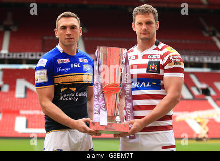 Leeds Rhinos Kapitän Kevin Sinfield (links) und Wigan Warriors Kapitän Sean O'Loughlin posieren mit der Super League Trophäe während einer Pressekonferenz in Old Trafford, Manchester. Stockfoto