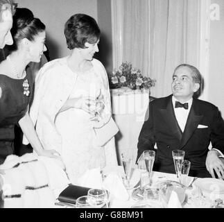 Prinzessin Margaret chattet in der Royal Albert Hall mit Dr. Roberto Arias, dem panamaischen Ehemann von Prima Ballerina Dame Margot Fonteyn (links). Sie nahmen an einer Aufführung des London Philharmonic Orchestra mit dem Komiker Danny Kaye als Dirigent Teil. Es war Dr. Arias erster Abend in der Öffentlichkeit, seit er das Stoke Mandeville Hospital in Buckinghamshire verließ, nachdem er sich 18 Monate lang einer Behandlung wegen Schussverletzungen unterzogen hatte, die ihm ein politischer Rivale in Panama zugefügt hatte. Stockfoto