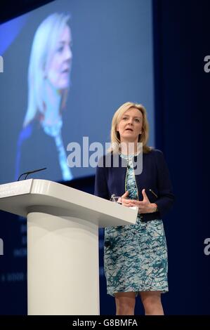 Liz Truss, Staatssekretärin für Umwelt, Ernährung und Angelegenheiten des ländlichen Raums, spricht auf der Konferenz der Konservativen Partei in Manchester. Stockfoto