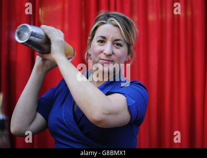 Ein Mitarbeiter von Tipplesworth macht einen Cocktail während der Eröffnung der London Cocktail Week am Old Spitalfields Market in London wurde der 1200 Quadratmeter große Markt für eine Woche in ein Cocktaildorf verwandelt. Stockfoto