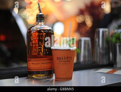 Ein Bulleit Bourbon Drink während der Eröffnung der London Cocktail Week auf dem Old Spitalfields Market in London wurde der 1200 Quadratmeter große Markt für eine Woche in ein Cocktaildorf verwandelt. Stockfoto