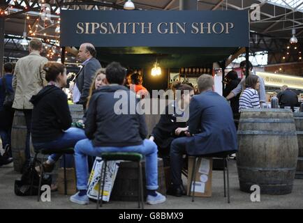 Sipsmith Gin Shop während der Eröffnung der London Cocktail Week auf dem Old Spitalfields Market in London wurde der 1200 Quadratmeter große Markt für eine Woche in ein Cocktaildorf verwandelt. Stockfoto