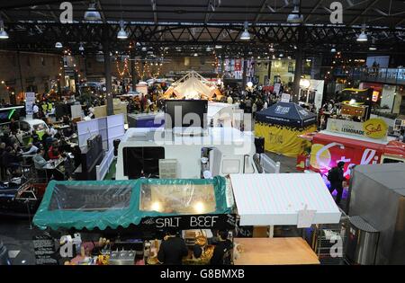 Allgemeine Ansicht der London Cocktail Week auf dem Old Spitalfields Market in London wurde der 1200 Quadratmeter große Markt für eine Woche in ein Cocktaildorf verwandelt. Stockfoto