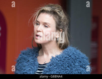 Renee Zellweger während der Dreharbeiten zu Bridget Jones's Baby, dem dritten Teil der Bridget Jones-Reihe, außerhalb von Sainsbury's in Woolich. Stockfoto