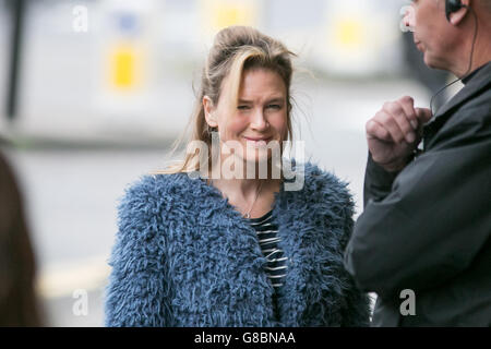 Renee Zellweger während der Dreharbeiten zu Bridget Jones's Baby, dem dritten Teil der Bridget Jones-Reihe, außerhalb von Sainsbury's in Woolich. Stockfoto