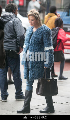 Renee Zellweger während der Dreharbeiten zu Bridget Jones's Baby, dem dritten Teil der Bridget Jones-Reihe, außerhalb von Sainsbury's in Woolich. Stockfoto