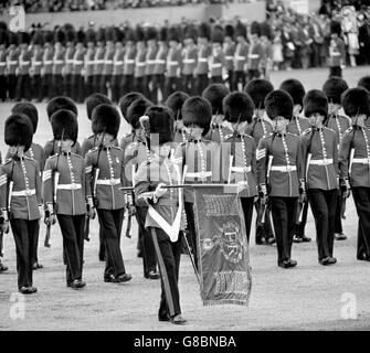 Leutnant Robin Keigwin, Irish Guards, trägt die Farbe bei der Trooping the Color Zeremonie auf der Horse Guards Parade, London. In diesem Jahr wurde die Farbe des 1. Bataillons Irische Garde, das dem Bataillon gestern von Königin Elisabeth II. Überreicht wurde, in den Trotnieren. Stockfoto