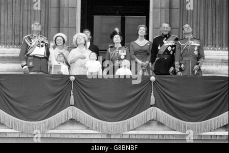 Die königliche Familie blickt auf den Balkon des Buckingham Palace, als 16 Blitzflugzeuge des Royal Air Force Fighter Command anlässlich des offiziellen Geburtstages von Königin Elizabeth II. Einen feierlichen Flug über London machen. Eifrige Zuschauer sind drei der königlichen Kinder - Prinz Andrew, 6, Viscount Linley, vier Jahre alter Sohn von Prinzessin Margaret und dem Earl of Snowdon, und Prinz Edward, 2. (l-r) Earl Mountbatten von Burma, Prinzessin Margaret, Königin Mutter, Lord Snowdon (hinten), Königin Elizabeth II, Prinzessin Benedikte von Dänemark, ihr Vater König Friedrich und Prinz Philipp der Herzog von Edinburgh. Stockfoto