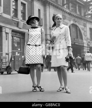 (l-r) Eliane Barthus, 20, trägt einen schwarzen Hut im spanischen Stil mit einem gepunkteten Kleid, und Jean Storer, 21, in einem pastellblauen Samtanzug und Kopftuch, verlassen die Waterloo Station in London zum zweiten Tag des Royal Ascot Renntreffens. Stockfoto