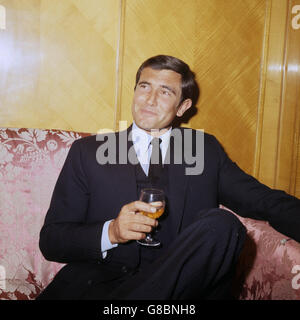 Der australische Schauspieler George Lazenby bei einem Presseempfang in London. Er soll James Bond im Geheimdienst Ihrer Majestät spielen. Stockfoto