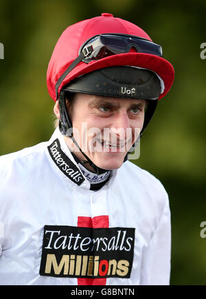 Pferderennen - Nottingham Racecourse. Jockey Adam Kirby Stockfoto