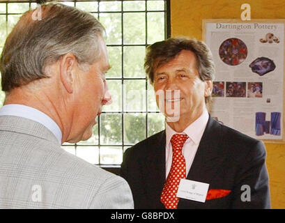 Der britische Prinz von Wales begrüßt den Sender Melvyn Bragg. Achtzig englische Literatur- und Geschichtslehrer von englischen staatlichen Sekundarschulen versammelten sich heute in der Halle zur vierten Prince of Wales Education Summer School. Stockfoto