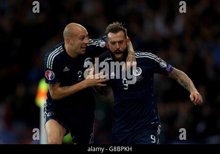 Fußball - UEFA Euro 2016 - Qualifikation - Gruppe D - Schottland / Polen - Hampden Park. Der schottische Alan Hutton, Left feiert mit dem schottischen Steven Fletcher, nachdem er ihr zweites Tor erzielt hat Stockfoto