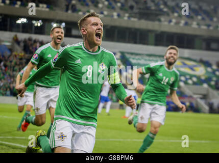 Steven Davis, der in Nordirland spielt, feiert das dritte Tor seiner Mannschaft während des UEFA-Europameisterschafts-Qualifikationsspiels im Windsor Park, Belfast. Stockfoto