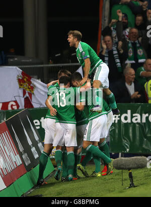 Steven Davis aus Nordirland feiert das dritte Tor seiner Mannschaft im Spiel mit seinen Teamkollegen während des UEFA-Europameisterschafts-Qualifikationsspiels im Windsor Park, Belfast. Stockfoto