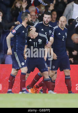 Der Schottlands Matt Ritchie (zweiter links) feiert das erste Tor seiner Mannschaft mit den Teamkollegen Steven Fletcher (links), Grant Hanley (zweiter rechts) und Alan Hutton während des UEFA-Europameisterschafts-Qualifikationsspiels im Hampden Park, Glasgow. Stockfoto