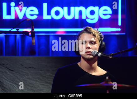 Ashton Irwin von 5 Sekunden Sommer erscheint live in der BBC Radio 1 Breakfast Show mit Nick Grimshaw, um die diesjährigen BBC Radio 1 Teen Awards zu starten, die am Sonntag, den 8. November 2015 in der SSE Wembley Arena stattfinden werden. Stockfoto