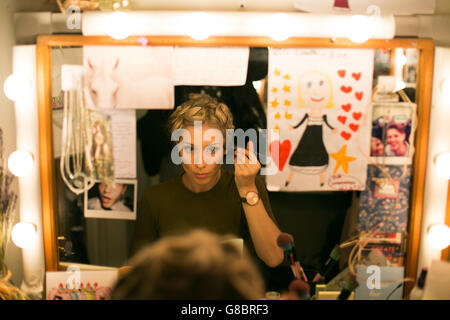 Doano macht sich backstage vor dem Musical Les Miserables bereit. In Aid of Save the Children Syria Children's Appeal, mit dem aktuellen Unternehmen, Mitgliedern der Originalbesetzung und besonderen Gästen. Queen's Theatre, London. DANIEL Leal-Olivas/PA-KABEL Stockfoto