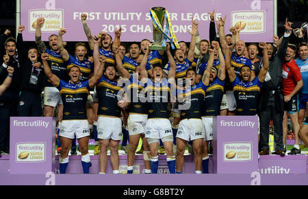 Leeds Rhinos Kapitän Kevin Sinfield hebt die Trophäe nach dem Gewinn des ersten Utility Super League Grand Finals in Old Trafford, Manchester. Stockfoto