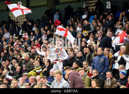 England-Fans jubeln während des Rugby-Weltcupspiels im City of Manchester Stadium an ihrer Seite. DRÜCKEN Sie VERBANDSFOTO. Bilddatum: Samstag, 10. Oktober 2015. Siehe PA Story RUGBYU England. Bildnachweis sollte lauten: Martin Rickett/PA Wire. Stockfoto