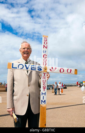 Philip Gascoigne, Laienprediger, mit einer Botschaft der Liebe und des religiösen christlichen Kreuz zum Strand von Blackpool, Lancashire Stockfoto