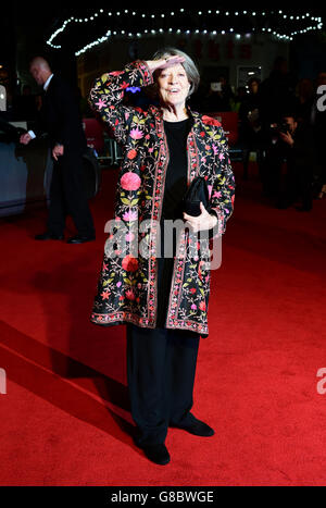 Dame Maggie Smith bei der offiziellen Vorführung von The Lady in the Van während des 59. BFI London Film Festival auf dem Odeon Leicester Square, London. DRÜCKEN SIE VERBANDSFOTO. Siehe PA Story SHOWBIZ Van. Bilddatum: Dienstag, 13. Oktober 2015. Das Foto sollte lauten: Ian West/PA Wire Stockfoto