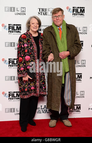 Dame Maggie Smith und Alan Bennett nahmen an der offiziellen Vorführung von The Lady in the Van während des 59. BFI London Film Festival auf dem Odeon Leicester Square, London, Teil. DRÜCKEN SIE VERBANDSFOTO. Siehe PA Story SHOWBIZ Van. Bilddatum: Dienstag, 13. Oktober 2015. Das Foto sollte lauten: Ian West/PA Wire Stockfoto