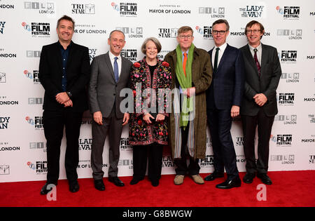 (Von links nach rechts) Produzent Damian Jones, Regisseur Nicholas Hytner, Dame Maggie Smith, Alan Bennett, Alex Jennings und Produzent Kevin Loader bei der offiziellen Vorführung von The Lady in the Van während des 59. BFI London Film Festival im Odeon Leicester Square, London. DRÜCKEN Sie VERBANDSFOTO. Siehe PA Geschichte SHOWBIZ Van. Bilddatum: Dienstag, 13. Oktober 2015. Bildnachweis sollte lauten: Ian West/PA Wire Stockfoto