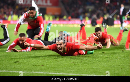 Fußball - UEFA Euro 2016 - Qualifikation - Gruppe B - Wales gegen Andorra - Cardiff City Stadium. Gareth Bale aus Wales feiert nach dem letzten Pfiff mit einem Rutschen auf dem Spielfeld Stockfoto