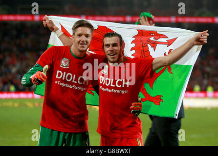 Wayne Hennessey (links) und Gareth Bale aus Wales feiern nach dem UEFA Euro 2016-Qualifikationsspiel im Cardiff City Stadium, Cardiff. Stockfoto