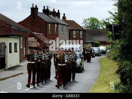 Soldaten der königlichen Hussaren des Königs begleiten die Leichenhalle von Lance Corporal Alan Brackenbury durch das Dorf East Cowick. Der 21-jährige Soldat wurde am 29. Mai im Südirak "bei der Arbeit, die er liebte" getötet, als eine Bombe am Straßenrand in der Nähe der Stadt Al Amarah in der Region Maysan explodierte. Stockfoto