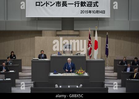 Der Bürgermeister von London Boris Johnson spricht heute vor der Tokyo Metropolitan Assembly in der japanischen Hauptstadt, wo er früher Gespräche führte und eine gemeinsame Erklärung und ein Memorandum of Understanding mit seinem Amtskollegen Yoichi Masuzoe unterzeichnete, um die Beziehungen zwischen ihren beiden Städten zu stärken. Stockfoto