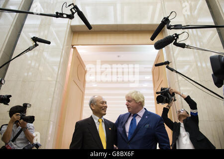 Der Bürgermeister von London Boris Johnson trifft sich mit seinem Amtskollegen in Tokio, Gouverneur Yoichi Masuzoe, im Gebäude der Tokyo Metropolitan Government in der japanischen Hauptstadt, wo sie Gespräche führten und eine gemeinsame Erklärung und ein Memorandum of Understanding unterzeichneten, um die Beziehungen zwischen ihren beiden Städten zu stärken. Stockfoto