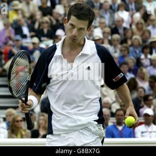 Tennis - Stella Artois Championship 2005 - Viertelfinale - Tim Henman gegen Thomas Johansson - Queens Club. Der britische Tim Henman zeigt nach dem Verlieren seine Fustration. Stockfoto