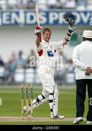 Mark Chilton von Lancashire feiert das Erreichen seines Jahrhunderts. Stockfoto