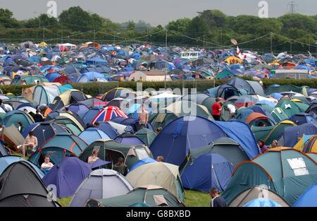 Festivalbesucher campen während des Nokia Isle of Wight Festivals im Seaclose Park in Newport, Isle of Wight. Mehr als 30,000 Musikfans werden dabei sein, und die schottischen Rocker Travis haben vor kurzem die Schlagzeile für die Samstagabend des dreitägigen Events übernommen, nachdem der ehemalige Smiths-Frontmann Morrissey aus dem Rennen gezogen war. Stockfoto