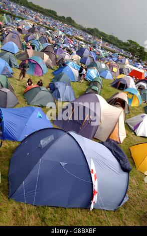 Festivalbesucher campen während des Nokia Isle of Wight Festivals im Seaclose Park in Newport, Isle of Wight. Mehr als 30,000 Musikfans werden dabei sein, und die schottischen Rocker Travis haben vor kurzem die Schlagzeile für die Samstagabend des dreitägigen Events übernommen, nachdem der ehemalige Smiths-Frontmann Morrissey aus dem Rennen gezogen war. Stockfoto