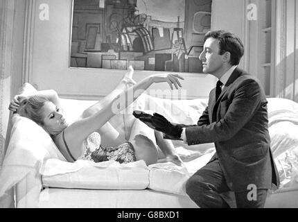 Ursula Andress und Peter Sellers in einer Szene aus Charles K Feldmans neuem Ian Fleming-inspirierten Film Casino Royale. In dem Film spielt Sellers die Rolle von Evelyn Tremble, einem Mann, der ein unfehlbares Baccarat-System perfektioniert hat. Stockfoto