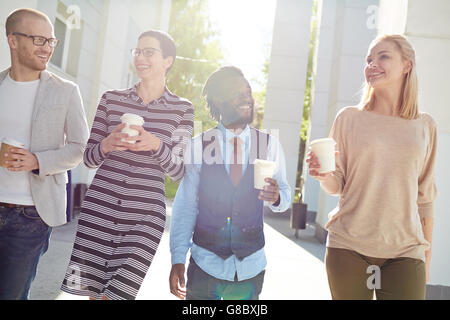 In Outdoor-Pause im Gespräch Stockfoto