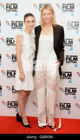 Rooney Mara (links) und Cate Blanchett während eines BFI London Film Festival Fotoalles im Soho Hotel, London für den neuen Film Carol. Stockfoto